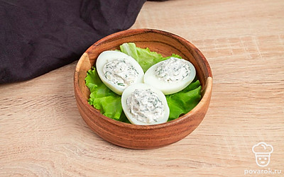 Все готово. Выкладывайте фаршированные яйца на тарелку для подачи и удивляйте своих гостей!