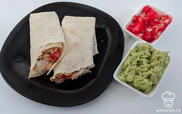 Сочная шаурма с куриным филе и соусами из авокадо и помидоров — Рецепт с фото