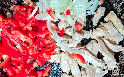 Репчатый лук поделите пополам, нарежьте одну половину полукольцами и отправьте в сковороду. Также, нарежьте один сладкий перец соломкой и добавьте к куриному филе. Перемешайте овощи и куриное филе.