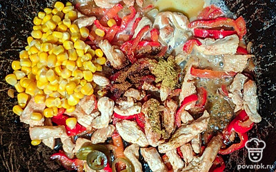 Налейте в сковороду кокосовое молоко, добавьте перец чили, консервированную кукурузу, специи и соль по вкусу. Перемешайте и тушите все ингредиенты в течение 6 минут. На листы лаваша, переложите готовую начинку, сверху выложите сметану и натрите сыр. Заверните лаваш плотным конвертом.