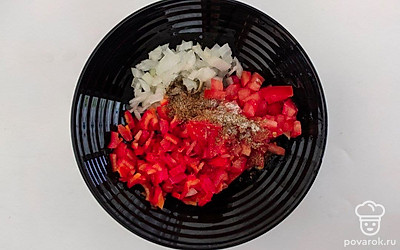 Помидоры, сладкий перец, и оставшуюся половину лука нарежьте мелкими кубиками. Соедините нарезанные ингредиенты в другой емкости. Добавьте соль и специи по вкусу. Перемешайте.