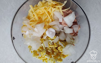 Натрите на средней терке вареное яйцо и сыр. Лук нарежьте небольшими кубиками. Переложите в чашу блендера натертые и нарезанные ингредиенты, добавьте рыбу, измельчите, используя высокие обороты. В полученную смесь вылейте лимонный сок, высыпьте соль и молотый черный перец, тщательно перемешайте.