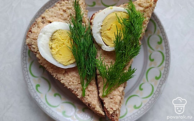 Подавайте рыбный паштет переложив на десертную тарелку или в салатницу. Для праздничного стола намажьте тосты паштетом из тунца, разложите на блюде. В качестве украшения используйте веточки свежей зелени, половинки сваренных вкрутую яиц, нарезанные кружочками огурцы или помидоры, маслины.