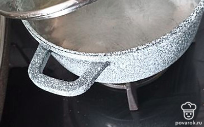 Вскипятите мясной бульон. Я использую домашний замороженный.