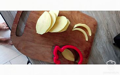 Почистите картофель, нарежьте его. Я использую форму для интересного вида. Добавьте в кипящий бульон.