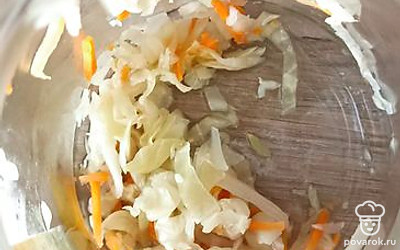 После 30 минут варки добавьте квашенную капусту. Соль и перец — по вкусу.