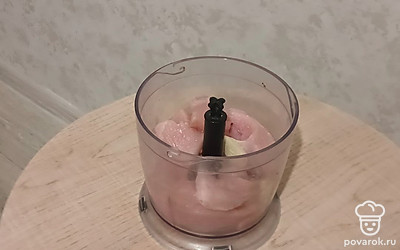 Мясо индейки пробейте блендером с зубчиком чеснока.