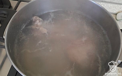 Положить в кастрюлю с холодной водой мясо.