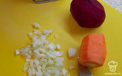 Варить бульон 1 час. Нарезать мелко лук, натереть на терке морковь и свеклу.