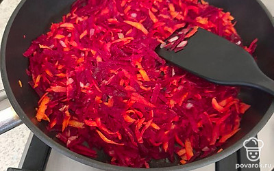 На сковороде пассеровать овощи.