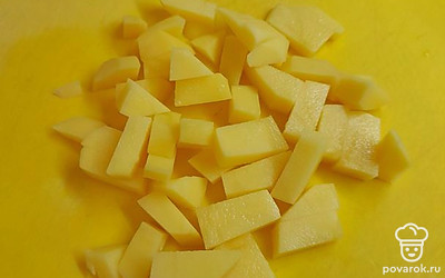 Нарезать кубиками картошку и добавить в бульон.