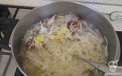 Выложить капусту в бульон.