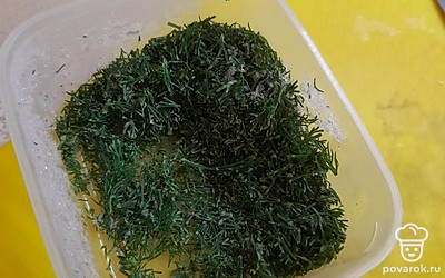 Выложить нарубленную зелень.