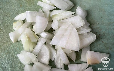 Лук мелко нарезаем.