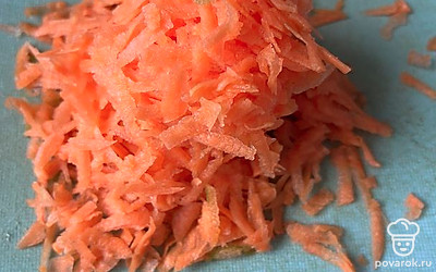 Морковь натираем на крупной терке.
