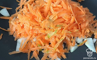 Лук и морковь отправляем обжариваться на сковородку.