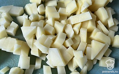 Картофель нарезаем кубиками.