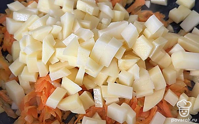 Картошку добавляем в сковородку к луку и моркови. 