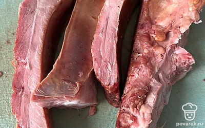 Ребра разрезаем на порционные кусочки.