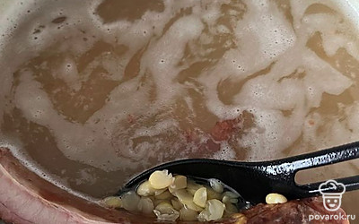 Через 3 часа к гороху выкладываем ребра и варим еще 30 минут.