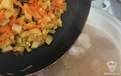 После 30 минут варки ребер отправляем в суп овощи и варим еще 30 минут на медленном огне.