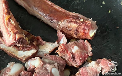 После достаем из супа ребра.