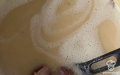 Ребра добавляем обратно в суп — и он готов.