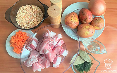 Все ингредиенты для супа подготовьте согласно рецепту и нужного вам количества порций. Очистите от шелухи лук.