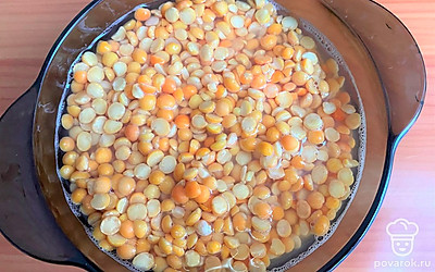 Предварительно промойте и замочите горох в воде. Замочить горох желательно заранее, тогда в течении 10-15 минут он будет готов. Если без замачивания, то надо варить до готовности не менее 40 минут. 