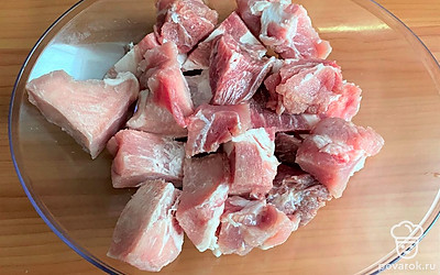Мясо хорошо промойте холодной водой и нарежьте небольшими кусочками. 