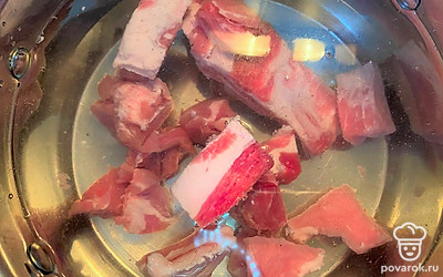Положите мясо в кастрюлю, залейте водой и поставьте на средний огонь. Отварите мясо практически до готовности. При варке необходимо снимать пену. Вместо воды можете использовать бульон.