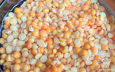 Горох выложите в бульон с мясом, варите на среднем огне в течении 15-20 минут, периодически снимая пену. Бульон посолите.