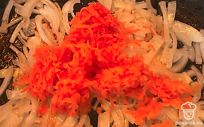 Отправьте к луку натертую морковь, соль и обжарьте морковь до мягкости на слабом огне. Зажарка готова. 