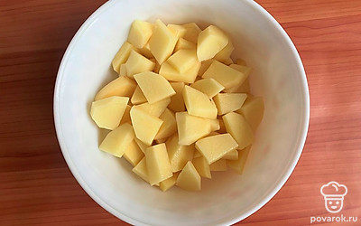 Помойте, очистите и нарежьте кубиками картофель. Отправьте его в суп за 15-20 минут до готовности.