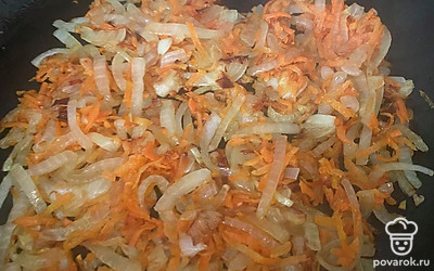 В последнюю очередь к почти приготовленному супу переложите зажарку из лука и моркови. Оставьте суп вариться на медленном огне еще пару минут. Дайте блюду минут 10 настояться под прикрытой крышкой.