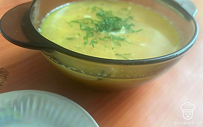 Украсьте суп свежей зеленью.