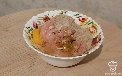 К полученному фаршу добавьте яйцо, соль, карри и псиллиум. Перемешайте.