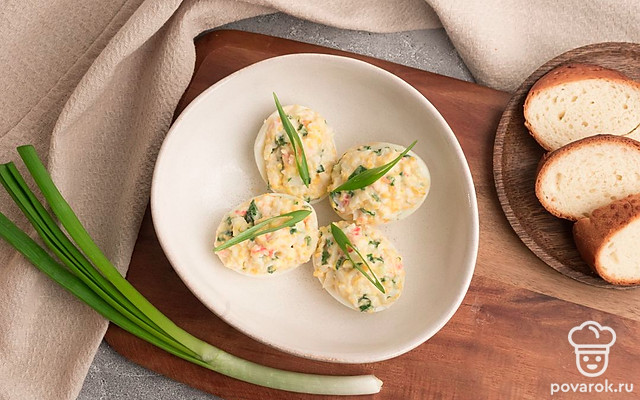 Фаршированные яйца с крабовыми палочками и плавленым сыром — Рецепт с фото