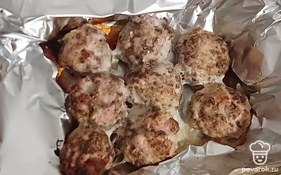 Сформируйте котлетки. Выпекайте их 45 минут в разогретой до 180 градусах духовке. Рекомендую использовать фольгу, чтобы мясо осталось сочным и не прилипло к форме. 