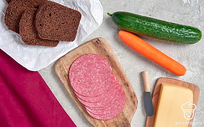 Морковь и огурец хорошо промойте и просушите. После этого очистите овощи от кожуры. Также подготовьте шпажки.