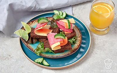 Аппетитные канапе в виде корабликов поместите на небольшую тарелку или дощечку. После этого подайте закуску к столу.