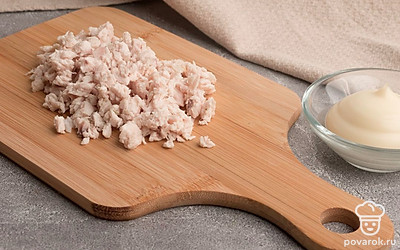 Для приготовления 4 порций фаршированных яиц нам понадобится половинка отварного куриного филе, примерно 80 г. Нарежьте курицу мелкими кусочками.