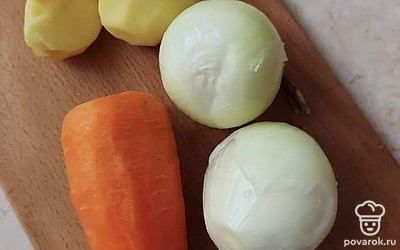 Очистить картофель, лук и морковь.