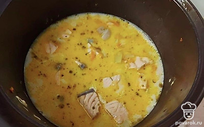 Затем залить суп сыром и сливками.