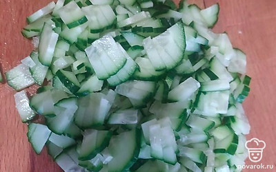Нарезаем огурец.