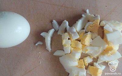 Отвариваем яйца и крошим их.
