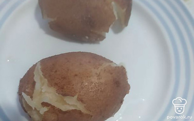 Отвариваем картофель, шинкуем.