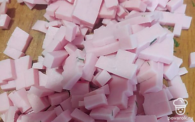 Нарезаем колбасу.