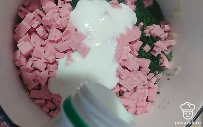 Заливаем кефиром и минералкой. 