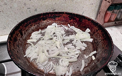 Нарежьте лук четверть-кольцами и обжарьте его на масле 2-3 минуты, чтобы лук стал мягким.